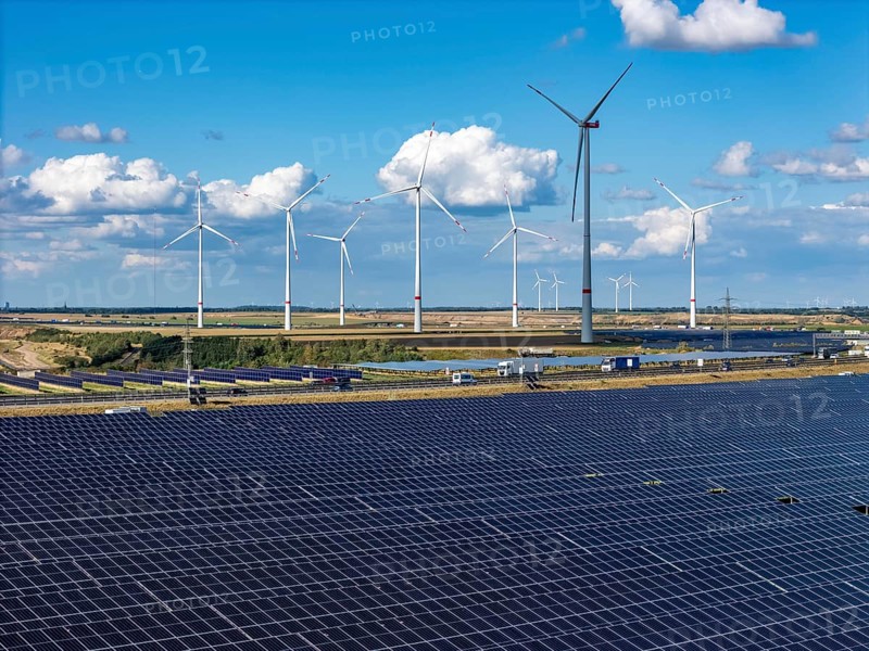 86, 5 MW peak ground-mounted photovoltaic systems, from RWE, with over 141, 000 solar modules, on a verge, over 1 km long, along the A44 motorway near Bedburg, at the Jackerath junction, recultivated open-cast mining site, wind farm north of Titz, North Rhine-Westphalia, Germany