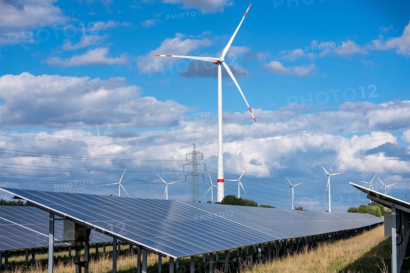 86, 5 MW peak ground-mounted photovoltaic systems, from RWE, with over 141, 000 solar modules, on a verge, over 1 km long, along the A44 motorway near Bedburg, at the Jackerath junction, recultivated open-cast mining site, wind farm north of Titz, North Rhine-Westphalia, Germany