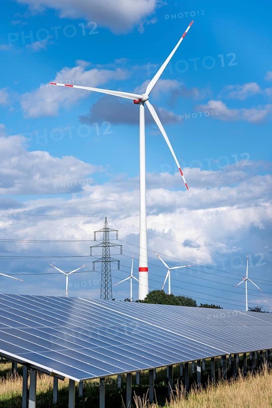 86, 5 MW peak ground-mounted photovoltaic systems, from RWE, with over 141, 000 solar modules, on a verge, over 1 km long, along the A44 motorway near Bedburg, at the Jackerath junction, recultivated open-cast mining site, wind farm north of Titz, North Rhine-Westphalia, Germany
