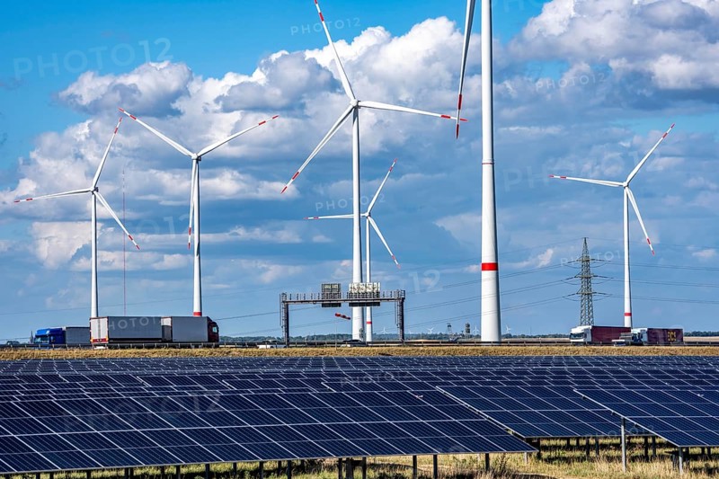 86, 5 MW peak ground-mounted photovoltaic systems, from RWE, with over 141, 000 solar modules, on a verge, over 1 km long, along the A44 motorway near Bedburg, at the Jackerath junction, recultivated open-cast mining site, wind farm north of Titz, North Rhine-Westphalia, Germany