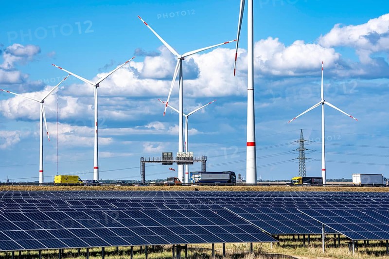 86, 5 MW peak ground-mounted photovoltaic systems, from RWE, with over 141, 000 solar modules, on a verge, over 1 km long, along the A44 motorway near Bedburg, at the Jackerath junction, recultivated open-cast mining site, wind farm north of Titz, North Rhine-Westphalia, Germany