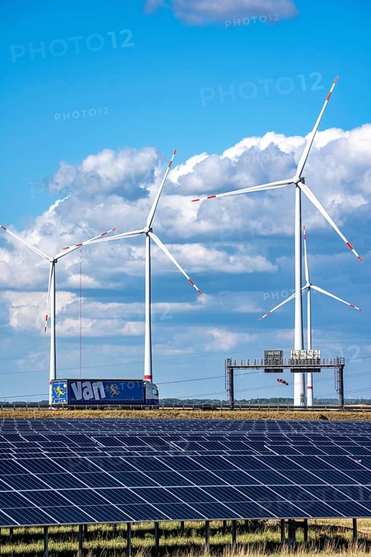 86, 5 MW peak ground-mounted photovoltaic systems, from RWE, with over 141, 000 solar modules, on a verge, over 1 km long, along the A44 motorway near Bedburg, at the Jackerath junction, recultivated open-cast mining site, wind farm north of Titz, North Rhine-Westphalia, Germany