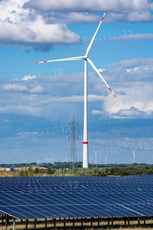 86, 5 MW peak ground-mounted photovoltaic systems, from RWE, with over 141, 000 solar modules, on a verge, over 1 km long, along the A44 motorway near Bedburg, at the Jackerath junction, recultivated open-cast mining site, wind farm north of Titz, North Rhine-Westphalia, Germany