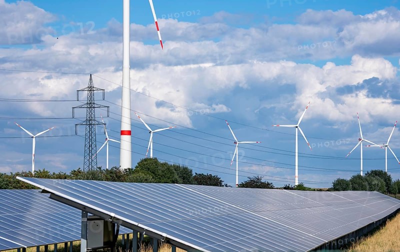 86, 5 MW peak ground-mounted photovoltaic systems, from RWE, with over 141, 000 solar modules, on a verge, over 1 km long, along the A44 motorway near Bedburg, at the Jackerath junction, recultivated open-cast mining site, wind farm north of Titz, North Rhine-Westphalia, Germany
