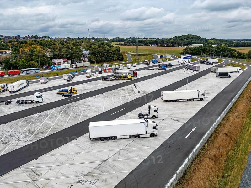 New large service area for trucks on the A1 motorway, largest parking area for trucks in North Rhine-Westphalia, at the Lichtendorf-Süd service area, near Schwerte, 170 trucks now have space at the new service area, cars and trucks park separately, sufficient space for manoeuvring, North Rhine-Westphalia, Germany
