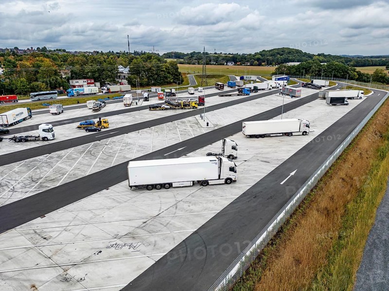 New large service area for trucks on the A1 motorway, largest parking area for trucks in North Rhine-Westphalia, at the Lichtendorf-Süd service area, near Schwerte, 170 trucks now have space at the new service area, cars and trucks park separately, sufficient space for manoeuvring, North Rhine-Westphalia, Germany