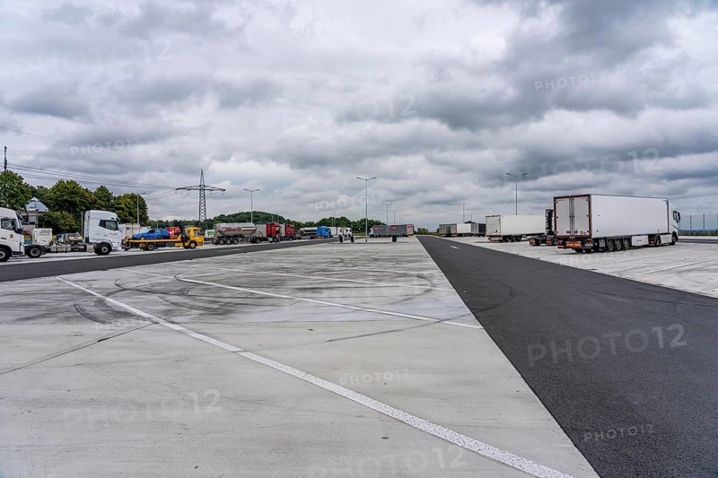 New large service area for trucks on the A1 motorway, largest parking area for trucks in North Rhine-Westphalia, at the Lichtendorf-Süd service area, near Schwerte, 170 trucks now have space at the new service area, cars and trucks park separately, sufficient space for manoeuvring, North Rhine-Westphalia, Germany