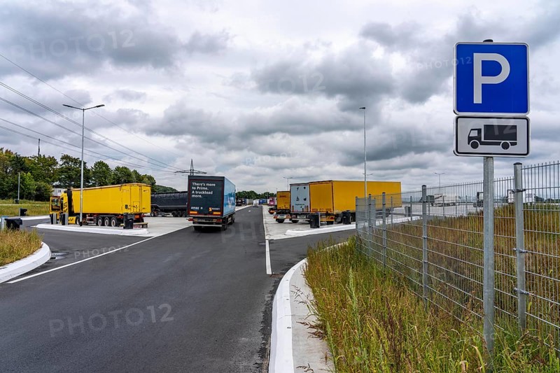 New large service area for trucks on the A1 motorway, largest parking area for trucks in North Rhine-Westphalia, at the Lichtendorf-Süd service area, near Schwerte, 170 trucks now have space at the new service area, cars and trucks park separately, sufficient space for manoeuvring, North Rhine-Westphalia, Germany