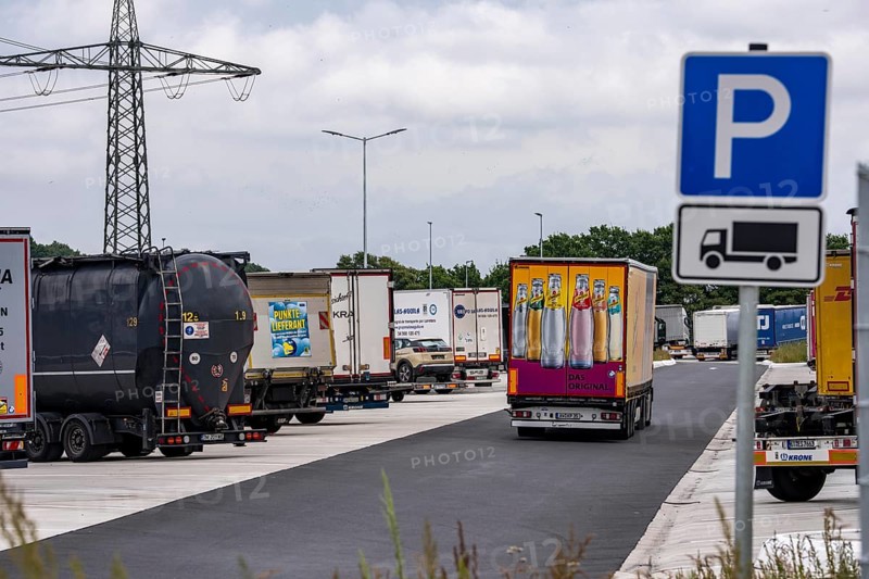 New large service area for trucks on the A1 motorway, largest parking area for trucks in North Rhine-Westphalia, at the Lichtendorf-Süd service area, near Schwerte, 170 trucks now have space at the new service area, cars and trucks park separately, sufficient space for manoeuvring, North Rhine-Westphalia, Germany