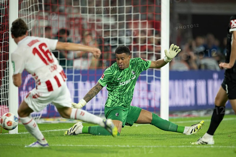 (DFL/DFB REGULATES PROHIBIT ANY USE OF PHOTOGRAPHS AS IMAGE SEQUENCES AND/OR QUASI-VIDEO), RheinEnergieStadion, Cologne, North Rhine-Westphalia, Jakub Kaminski (1.FC Köln, midfield, #16), Alexander Schwolow (SC Freiburg, goalkeeper, #1), 1st Bundesliga, 1.FC Köln, SC Freiburg on 31.08.2025 at the RheinEnergieStadion in Cologne Germany