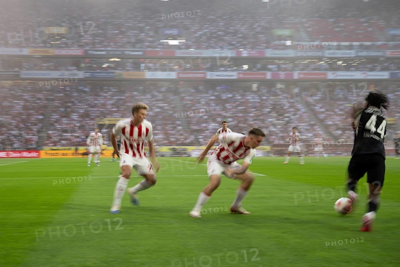 (DFL/DFB REGULATES PROHIBIT ANY USE OF PHOTOGRAPHS AS IMAGE SEQUENCES AND/OR QUASI-VIDEO), RheinEnergieStadion, Cologne, North Rhine-Westphalia, Isak Joannesson (1.FC Köln, Midfield, #18), Johan Manzambi (SC Freiburg, Midfield, #44), 1st Soccer Bundesliga, 1.FC Köln, SC Freiburg on 31.08.2025 at the RheinEnergieStadion in Cologne Germany