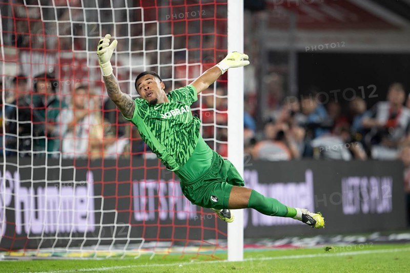 (DFL/DFB REGULATES PROHIBIT ANY USE OF PHOTOGRAPHS AS IMAGE SEQUENCES AND/OR QUASI-VIDEO), RheinEnergieStadion, Cologne, North Rhine-Westphalia, Alexander Schwolow (SC Freiburg, Goalkeeper, #1), 1. Soccer Bundesliga, 1.FC Köln, SC Freiburg on 31.08.2025 at the RheinEnergieStadion in Cologne Germany