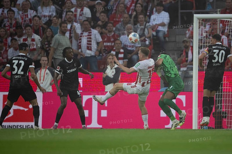 (DFL/DFB REGULATES PROHIBIT ANY USE OF PHOTOGRAPHS AS IMAGE SEQUENCES AND/OR QUASI-VIDEO), RheinEnergieStadion, Cologne, North Rhine-Westphalia, Isak Joannesson (1.FC Köln, midfield, #18), Alexander Schwolow (SC Freiburg, goalkeeper, #1), 1st Bundesliga, 1.FC Köln, SC Freiburg on 31.08.2025 at the RheinEnergieStadion in Cologne Germany