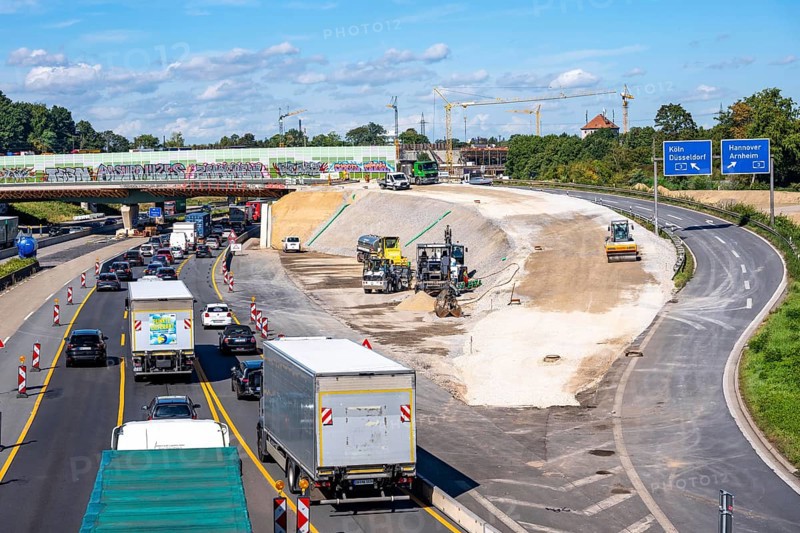 Long-term closure of the slip road from the A40 towards Venlo onto the A3 to Cologne, for three years due to the construction of new bridges at the Duisburg-Kaiserberg motorway junction, complete reconstruction and new construction of the A3 and A40 junction, all bridges, ramps and carriageways will be renewed and partly widened, 8-year construction period, railway bridges running there will also be renewed, North Rhine-Westphalia, Germany