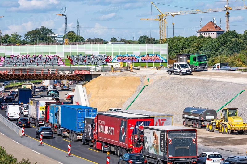 Long-term closure of the slip road from the A40 towards Venlo onto the A3 to Cologne, for three years due to the construction of new bridges at the Duisburg-Kaiserberg motorway junction, complete reconstruction and new construction of the A3 and A40 junction, all bridges, ramps and carriageways will be renewed and partly widened, 8-year construction period, railway bridges running there will also be renewed, North Rhine-Westphalia, Germany