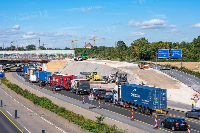 Long-term closure of the slip road from the A40 towards Venlo onto the A3 to Cologne, for three years due to the construction of new bridges at the Duisburg-Kaiserberg motorway junction, complete reconstruction and new construction of the A3 and A40 junction, all bridges, ramps and carriageways will be renewed and partly widened, 8-year construction period, railway bridges running there will also be renewed, North Rhine-Westphalia, Germany