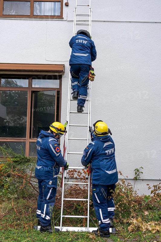 Emergency services from the infrastructure specialist group set up water, sewage, electricity and other supply lines, e.g. in damaged buildings after a flood or storm damage, large-scale exercise FÜLEX25 of the THW, Federal Agency for Technical Relief, North Rhine-Westphalia, lasting several days, over 3500 volunteers from the 127 North Rhine-Westphalia local organisations practise over 4 weekends, many different deployment scenarios