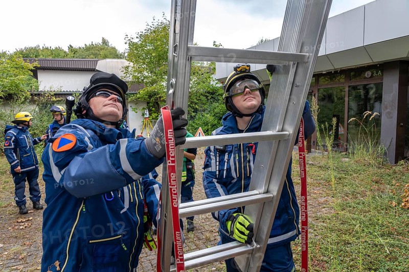 Emergency services from the infrastructure specialist group set up water, sewage, electricity and other supply lines, e.g. in damaged buildings after a flood or storm damage, large-scale exercise FÜLEX25 of the THW, Federal Agency for Technical Relief, North Rhine-Westphalia, lasting several days, over 3500 volunteers from the 127 North Rhine-Westphalia local organisations practise over 4 weekends, many different deployment scenarios