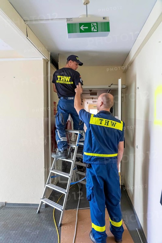 Emergency services from the infrastructure specialist group set up water, sewage, electricity and other supply lines, e.g. in damaged buildings after a flood or storm damage, large-scale exercise FÜLEX25 of the THW, Federal Agency for Technical Relief, North Rhine-Westphalia, lasting several days, over 3500 volunteers from the 127 North Rhine-Westphalia local organisations practise over 4 weekends, many different deployment scenarios