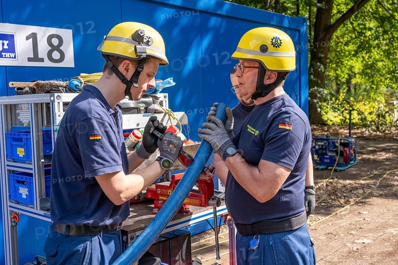 Emergency services from the infrastructure specialist group set up water, sewage, electricity and other supply lines, e.g. in damaged buildings after a flood or storm damage, large-scale exercise FÜLEX25 of the THW, Federal Agency for Technical Relief, North Rhine-Westphalia, lasting several days, over 3500 volunteers from the 127 North Rhine-Westphalia local organisations practise over 4 weekends, many different deployment scenarios