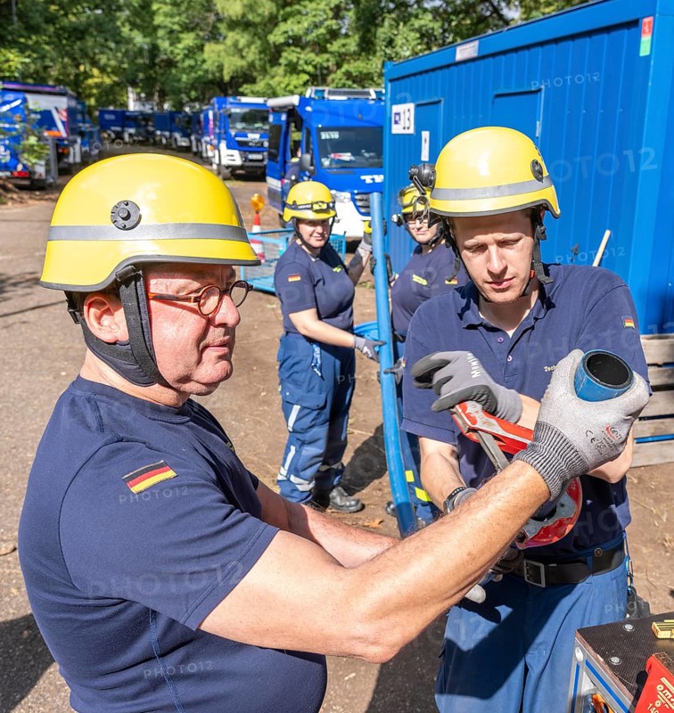 Emergency services from the infrastructure specialist group set up water, sewage, electricity and other supply lines, e.g. in damaged buildings after a flood or storm damage, large-scale exercise FÜLEX25 of the THW, Federal Agency for Technical Relief, North Rhine-Westphalia, lasting several days, over 3500 volunteers from the 127 North Rhine-Westphalia local organisations practise over 4 weekends, many different deployment scenarios