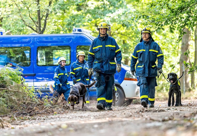 Dog handlers with rescue dogs from the Specialist Locating Group get ready for action, the sniffer dogs are to track down people in e.g. collapsed buildings, large-scale exercise FÜLEX25 lasting several days, organised by the THW, Federal Agency for Technical Relief, North Rhine-Westphalia regional association, over 3500 volunteers from the 127 North Rhine-Westphalia local associations practise on 4 weekends, many different operational scenarios