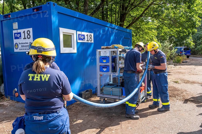 Emergency services from the infrastructure specialist group set up water, sewage, electricity and other supply lines, e.g. in damaged buildings after a flood or storm damage, large-scale exercise FÜLEX25 of the THW, Federal Agency for Technical Relief, North Rhine-Westphalia, lasting several days, over 3500 volunteers from the 127 North Rhine-Westphalia local organisations practise over 4 weekends, many different deployment scenarios