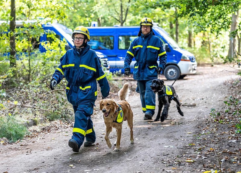 Dog handlers with rescue dogs from the Specialist Locating Group get ready for action, the sniffer dogs are to track down people in e.g. collapsed buildings, large-scale exercise FÜLEX25 lasting several days, organised by the THW, Federal Agency for Technical Relief, North Rhine-Westphalia regional association, over 3500 volunteers from the 127 North Rhine-Westphalia local associations practise on 4 weekends, many different operational scenarios