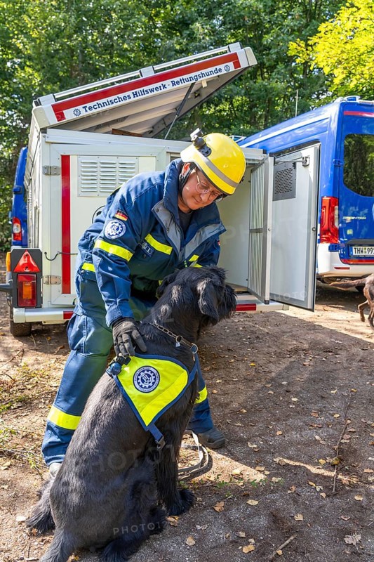 Dog handlers with rescue dogs from the Specialist Locating Group get ready for action, the sniffer dogs are to track down people in e.g. collapsed buildings, large-scale exercise FÜLEX25 lasting several days, organised by the THW, Federal Agency for Technical Relief, North Rhine-Westphalia regional association, over 3500 volunteers from the 127 North Rhine-Westphalia local associations practise on 4 weekends, many different operational scenarios