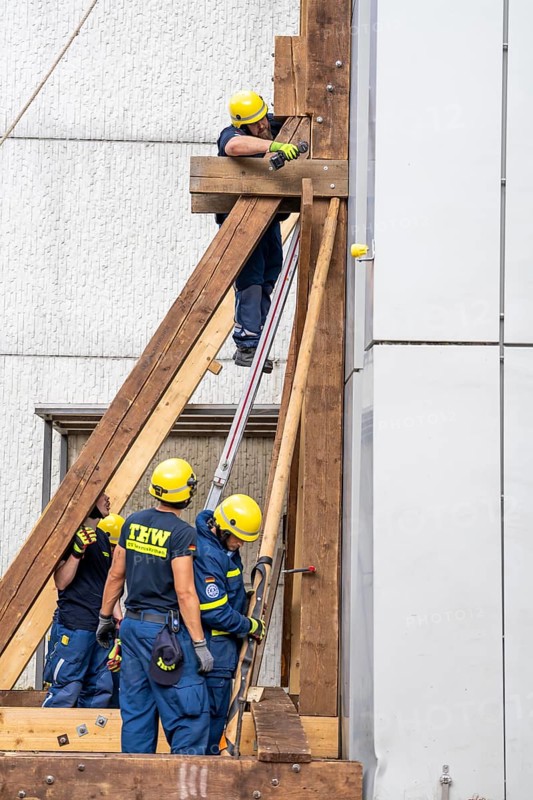 Construction of a façade support for a building in danger of collapsing, with the standard timber support system, large-scale exercise FÜLEX25 lasting several days, organised by the THW North Rhine-Westphalia regional association, over 3500 volunteers from the 127 local associations in North Rhine-Westphalia practise many different operational scenarios over 4 weekends