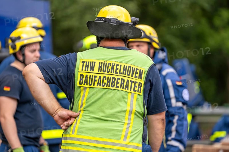 Construction consultant of the THW, advises the emergency services on the condition of a damaged building, during the construction of a facade support, a building at risk of collapse, with the standard support system wood, multi-day large-scale exercise FÜLEX25, of the THW North Rhine-Westphalia regional association, over 3500 volunteers from the 127 North Rhine-Westphalia local associations practise on 4 weekends, many different deployment scenarios
