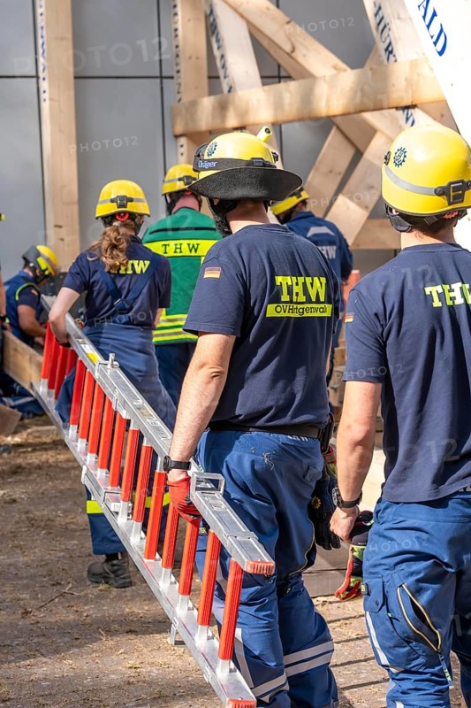 Construction of a façade support for a building in danger of collapsing, with the standard timber support system, large-scale exercise FÜLEX25 lasting several days, organised by the THW North Rhine-Westphalia regional association, over 3500 volunteers from the 127 local associations in North Rhine-Westphalia practise many different operational scenarios over 4 weekends