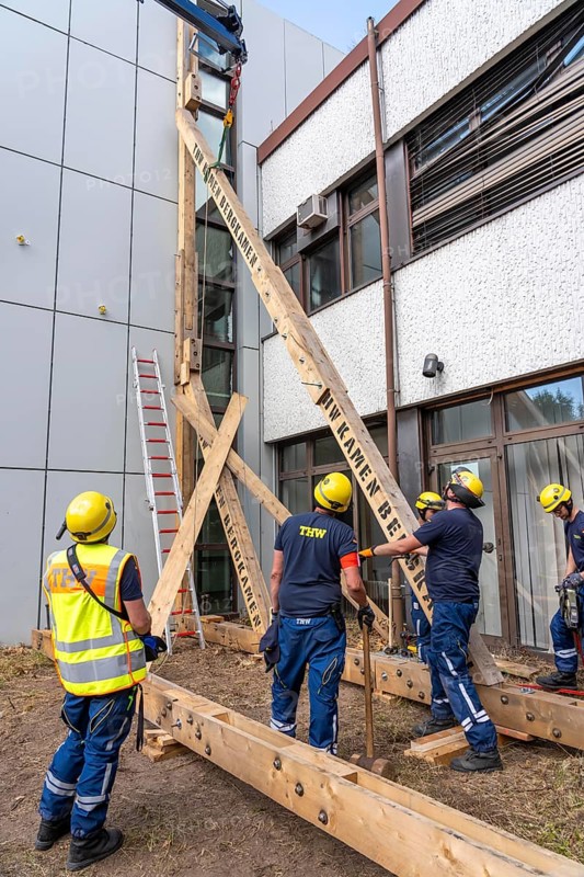Construction of a façade support for a building in danger of collapsing, with the standard timber support system, large-scale exercise FÜLEX25 lasting several days, organised by the THW North Rhine-Westphalia regional association, over 3500 volunteers from the 127 local associations in North Rhine-Westphalia practise many different operational scenarios over 4 weekends
