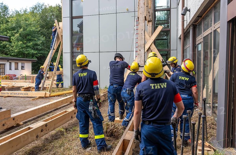 Construction of a façade support for a building in danger of collapsing, with the standard timber support system, large-scale exercise FÜLEX25 lasting several days, organised by the THW North Rhine-Westphalia regional association, over 3500 volunteers from the 127 local associations in North Rhine-Westphalia practise many different operational scenarios over 4 weekends