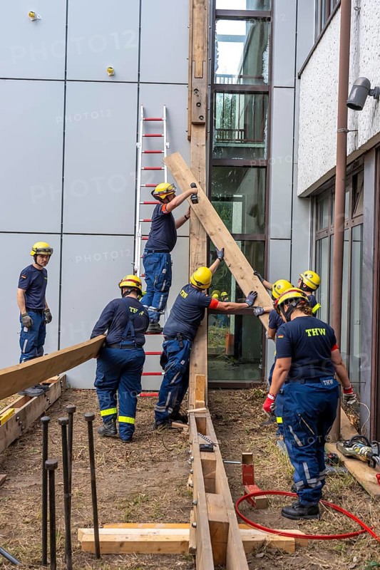 Construction of a façade support for a building in danger of collapsing, with the standard timber support system, large-scale exercise FÜLEX25 lasting several days, organised by the THW North Rhine-Westphalia regional association, over 3500 volunteers from the 127 local associations in North Rhine-Westphalia practise many different operational scenarios over 4 weekends