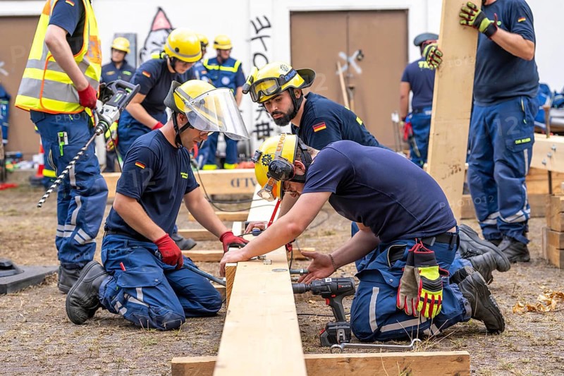 Preparation work for the construction of a facade support, a building in danger of collapsing, with the standard support system wood, multi-day large-scale exercise FÜLEX25, of the THW regional association of North Rhine-Westphalia, on 4 weekends over 3500 volunteers of the 127 North Rhine-Westphalia local associations, many different operational scenarios