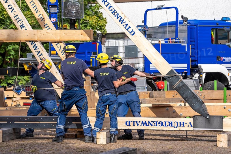 Construction of a façade support for a building in danger of collapsing, with the standard timber support system, large-scale exercise FÜLEX25 lasting several days, organised by the THW North Rhine-Westphalia regional association, over 3500 volunteers from the 127 local associations in North Rhine-Westphalia practise many different operational scenarios over 4 weekends