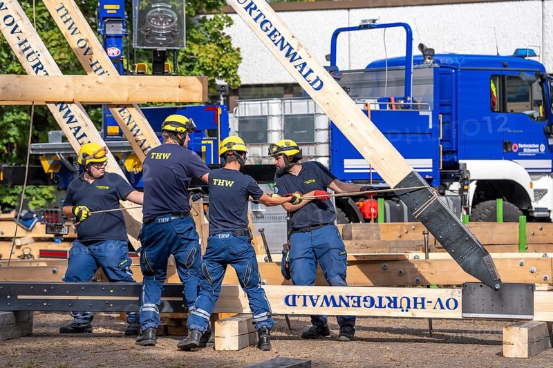 Construction of a façade support for a building in danger of collapsing, with the standard timber support system, large-scale exercise FÜLEX25 lasting several days, organised by the THW North Rhine-Westphalia regional association, over 3500 volunteers from the 127 local associations in North Rhine-Westphalia practise many different operational scenarios over 4 weekends