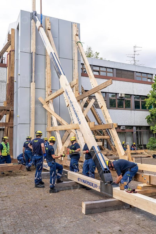 Construction of a façade support for a building in danger of collapsing, with the standard timber support system, large-scale exercise FÜLEX25 lasting several days, organised by the THW North Rhine-Westphalia regional association, over 3500 volunteers from the 127 local associations in North Rhine-Westphalia practise many different operational scenarios over 4 weekends