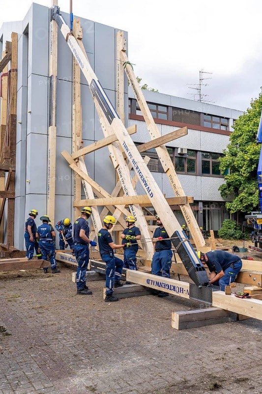 Construction of a façade support for a building in danger of collapsing, with the standard timber support system, large-scale exercise FÜLEX25 lasting several days, organised by the THW North Rhine-Westphalia regional association, over 3500 volunteers from the 127 local associations in North Rhine-Westphalia practise many different operational scenarios over 4 weekends