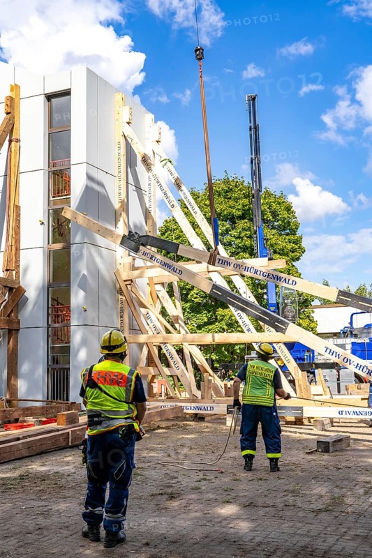 Construction of a façade support for a building in danger of collapsing, with the standard timber support system, large-scale exercise FÜLEX25 lasting several days, organised by the THW North Rhine-Westphalia regional association, over 3500 volunteers from the 127 local associations in North Rhine-Westphalia practise many different operational scenarios over 4 weekends