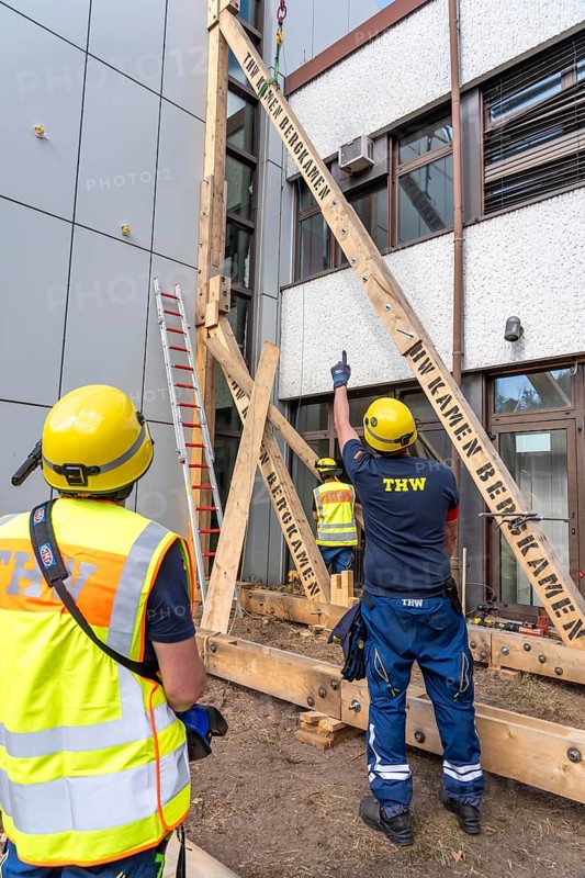 Construction of a façade support for a building in danger of collapsing, with the standard timber support system, large-scale exercise FÜLEX25 lasting several days, organised by the THW North Rhine-Westphalia regional association, over 3500 volunteers from the 127 local associations in North Rhine-Westphalia practise many different operational scenarios over 4 weekends