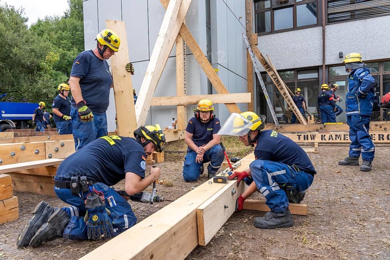 Preparation work for the construction of a facade support, a building in danger of collapsing, with the standard support system wood, multi-day large-scale exercise FÜLEX25, of the THW regional association of North Rhine-Westphalia, on 4 weekends over 3500 volunteers of the 127 North Rhine-Westphalia local associations, many different operational scenarios