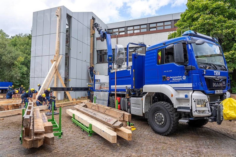 Preparation work for the construction of a facade support, a building in danger of collapsing, with the standard support system wood, multi-day large-scale exercise FÜLEX25, of the THW regional association of North Rhine-Westphalia, on 4 weekends over 3500 volunteers of the 127 North Rhine-Westphalia local associations, many different operational scenarios