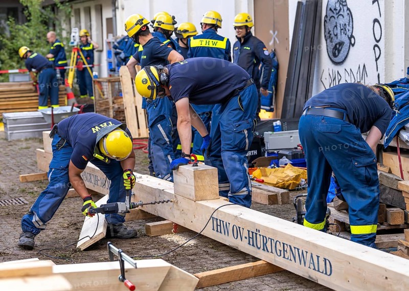 Preparation work for the construction of a facade support, a building in danger of collapsing, with the standard support system wood, multi-day large-scale exercise FÜLEX25, of the THW regional association of North Rhine-Westphalia, on 4 weekends over 3500 volunteers of the 127 North Rhine-Westphalia local associations, many different operational scenarios