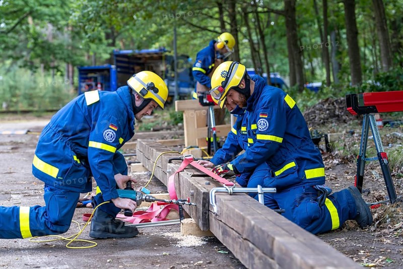 Preparation work for the construction of a facade support, a building in danger of collapsing, with the standard support system wood, multi-day large-scale exercise FÜLEX25, of the THW regional association of North Rhine-Westphalia, on 4 weekends over 3500 volunteers of the 127 North Rhine-Westphalia local associations, many different operational scenarios