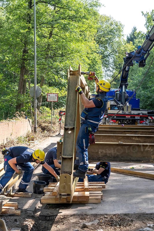 Construction of a temporary bridge over a slipped road crossing a stream, by the bridge construction section of the THW, 18 metre long steel bridge of the Krupp-D type, is assembled in around 8 hours, large-scale exercise FÜLEX25 lasting several days, of the THW North Rhine-Westphalia regional association, over 3500 volunteers from the 127 North Rhine-Westphalia local associations practise on 4 weekends, many different deployment scenarios