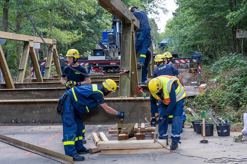 Construction of a temporary bridge over a slipped road crossing a stream, by the bridge construction section of the THW, 18 metre long steel bridge of the Krupp-D type, is assembled in around 8 hours, large-scale exercise FÜLEX25 lasting several days, of the THW North Rhine-Westphalia regional association, over 3500 volunteers from the 127 North Rhine-Westphalia local associations practise on 4 weekends, many different deployment scenarios