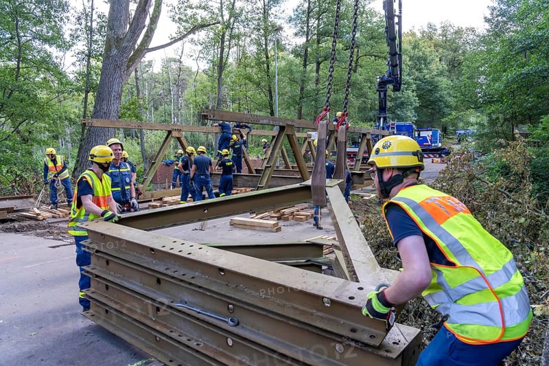 Construction of a temporary bridge over a slipped road crossing a stream, by the bridge construction section of the THW, 18 metre long steel bridge of the Krupp-D type, is assembled in around 8 hours, large-scale exercise FÜLEX25 lasting several days, of the THW North Rhine-Westphalia regional association, over 3500 volunteers from the 127 North Rhine-Westphalia local associations practise on 4 weekends, many different deployment scenarios