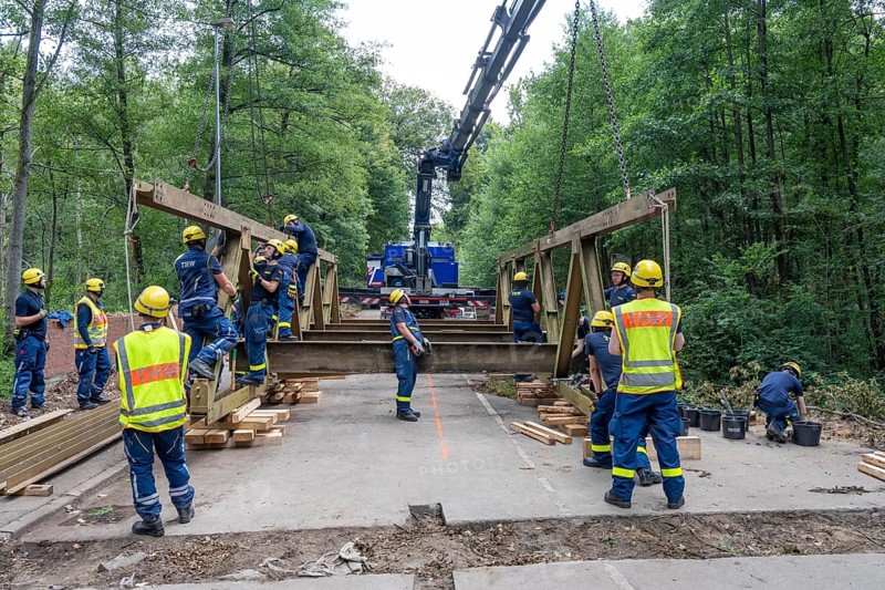 Construction of a temporary bridge over a slipped road crossing a stream, by the bridge construction section of the THW, 18 metre long steel bridge of the Krupp-D type, is assembled in around 8 hours, large-scale exercise FÜLEX25 lasting several days, of the THW North Rhine-Westphalia regional association, over 3500 volunteers from the 127 North Rhine-Westphalia local associations practise on 4 weekends, many different deployment scenarios